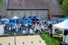 Das Oetinghauser Dorffest auf dem Kirchplatz wurde am Samstagbend sehr gut angenommen.